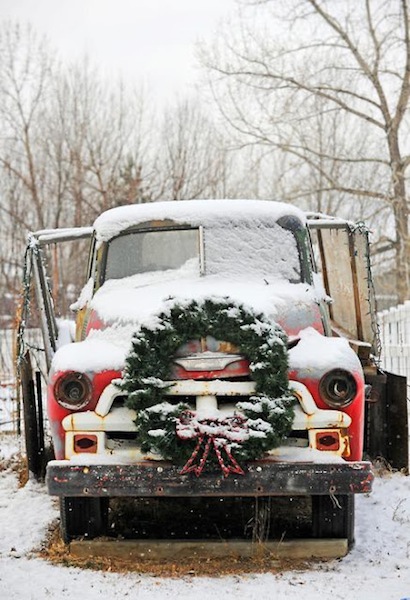 vintage-christmas-outdoor-decoration-wreath