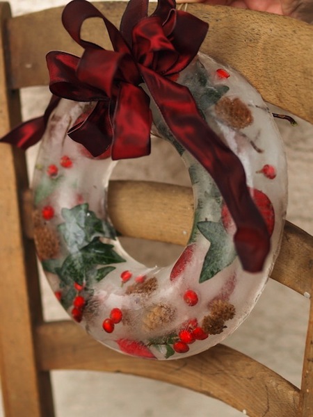 vintage-christmas-outdoor-decoration-wreath